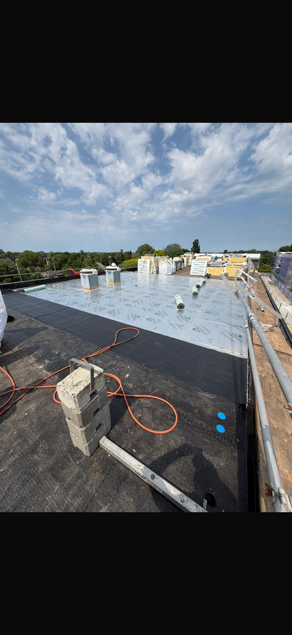 Plat dak renovatie met nieuwe PIR isolatie door Kooij Daktechniek