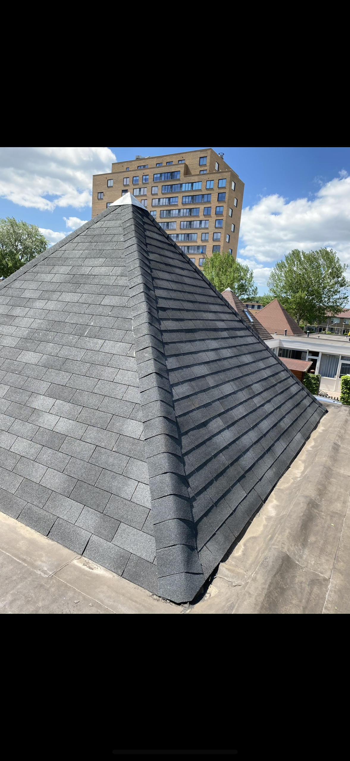 Dakrenovatie piramidedak Zuid-Holland door Kooij Daktechniek